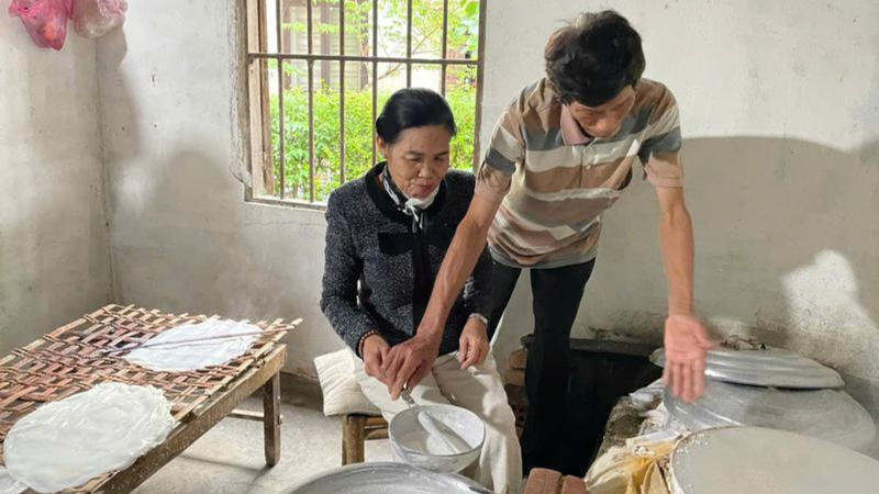 Trải nghiệm tráng mỳ Quảng và làm bánh đập (3)